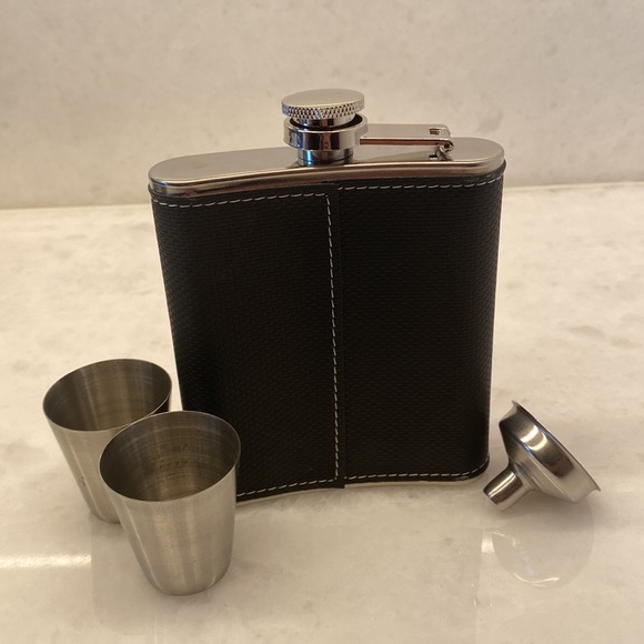 Glenfiddich Flask 7oz - Stainless Steel Funnel and 2 Shot Glasses in a Box - Picture 6 of 6